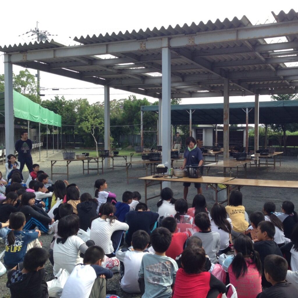 教育理念：野外活動や環境教育を通じて青少年の健全育成に寄与する、マックアースネイチャースクール等の体験教育の風景